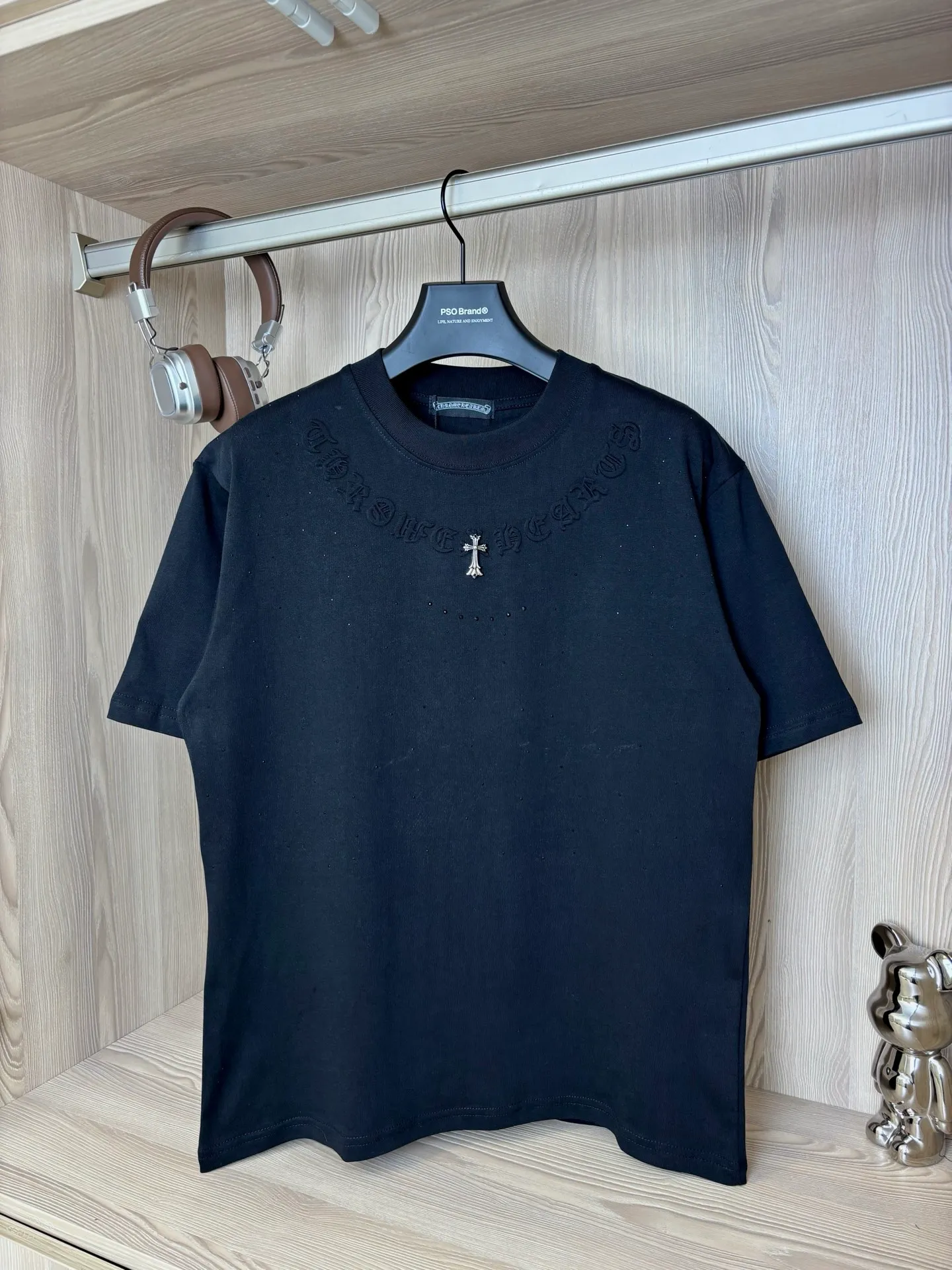 P150 Style number: DC 68# Chrome Hearts Chrome Hearts embossed logo on the chest + hot-drilled baby's breath short-sleeved T-shirt 280 grams of pure cotton double-sand fabric All fabrics have been shrunk in advance Quality first What you see is what you get The pattern will not change after one wash Distinguish some disposable clothes in the market Three labels Complete packaging All restored to the original version Customized Same style for men and women A more classic version The pattern is very unique 💕 Color: Black Size: S-XL (Picture 9⃣️Size chart)